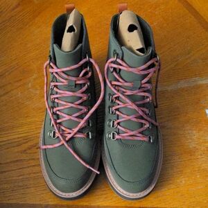 NWT. Teva midform boots